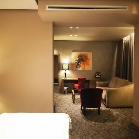 Mondial ホテル 4*