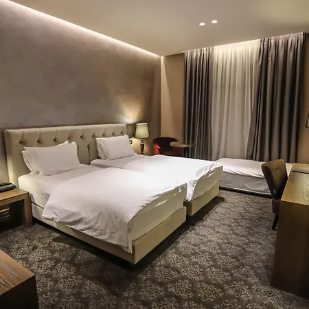 Mondial ホテル 4*