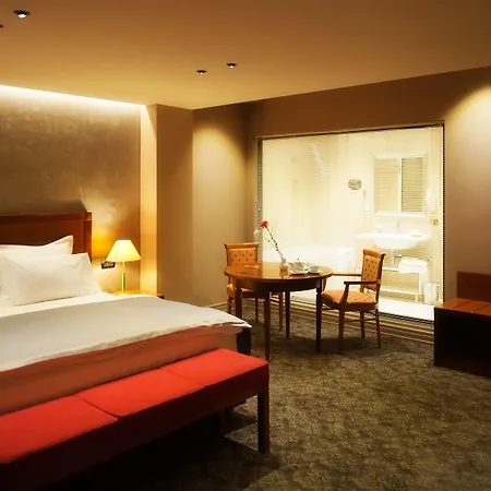 Mondial ホテル 4*