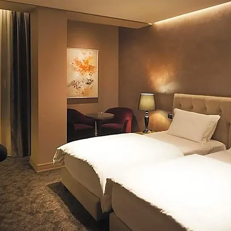Mondial Hotel 4*