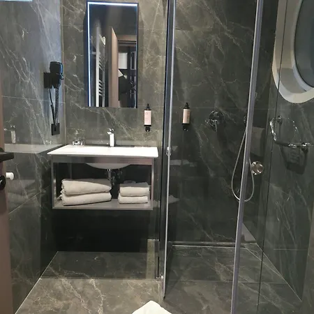 Mondial Hotel 4*